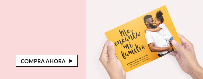 Anverso y reverso de postales sobre la mesa.