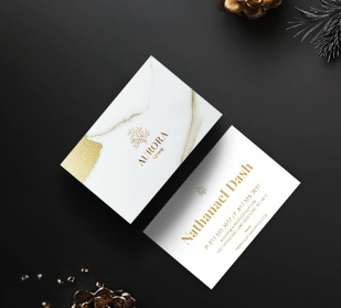 Anverso de tarjeta de presentación y reverso de tarjetas de presentación en la mesa.