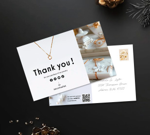 Anverso y reverso de postales sobre la mesa.