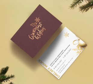 Anverso de tarjeta de presentación y reverso de tarjetas de presentación en la mesa.