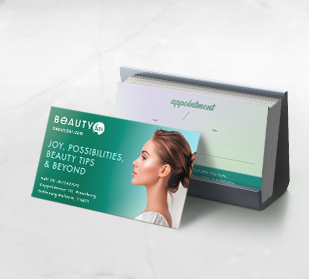 Anverso de tarjeta de presentación y reverso de tarjetas de presentación en la mesa.