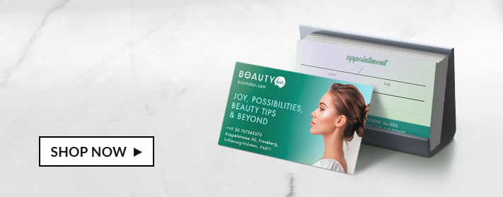 Anverso de tarjeta de presentación y reverso de tarjetas de presentación en la mesa.