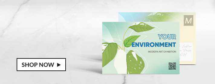 Anverso y reverso de postales sobre la mesa.